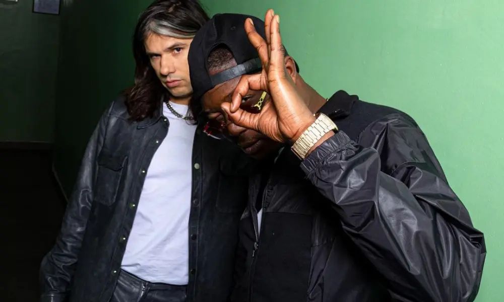 Les paroles proposés par Ninho ou Orelsan inclues un zeste de romantisme, loin des clichés du rap habituel.