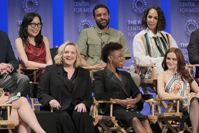 Un aperçu des acteurs de la série The Handmaid’s Tale qui étaient présents au PaleyFest LA .